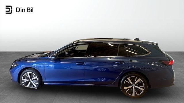 Blå (reef blue metallic) Begagnad 2024 VW Passat Business Kombi | 467 900 kr (Dyr) - Bild 1/3
