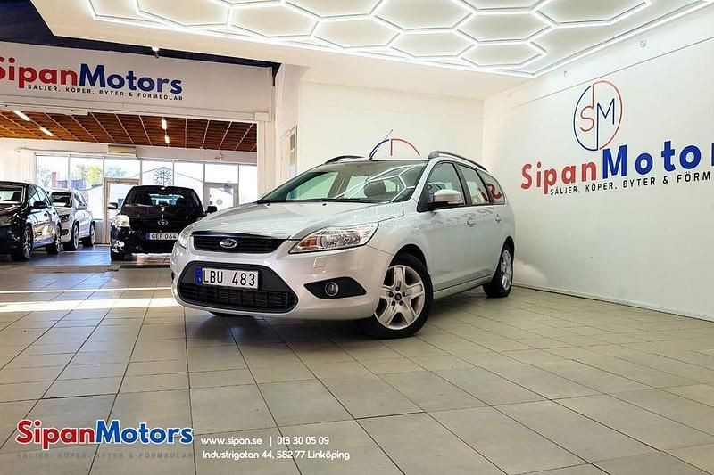 Grå Begagnad 2010 Ford Focus Platinum Kombi | 49 000 kr (Marknadspris) - Bild 1/4