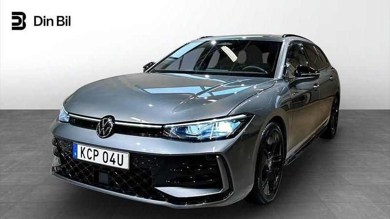 Diabase grey metallic Begagnad 2025 VW Passat R-line Kombi | 459 900 kr - Bild 1/4