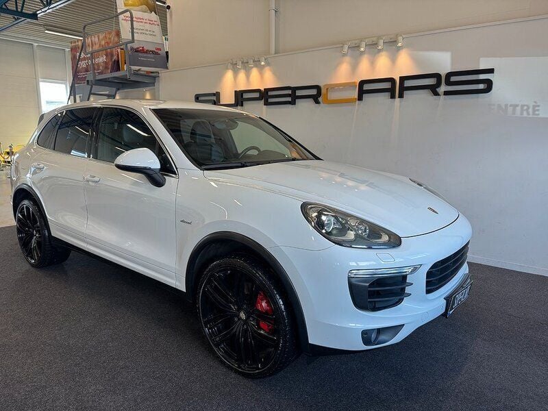 Vit Begagnad 2015 Porsche Cayenne Sport SUV | 308 000 kr (Bra pris) - Bild 1/4
