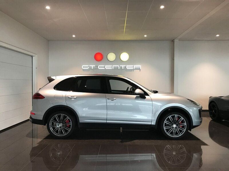 Silver Begagnad 2014 Porsche Cayenne Turbo SUV | 419 900 kr (Marknadspris) - Bild 1/4