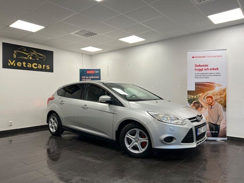 Grå Begagnad 2013 Ford Focus Trend Halvkombi | 67 900 kr (Lite dyr) - Bild 1/4