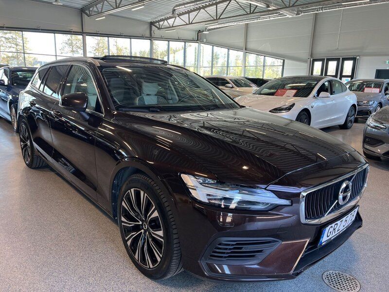 Mörkbrun Begagnad 2020 Volvo V60 Kombi | 264 900 kr (Marknadspris) - Bild 1/4