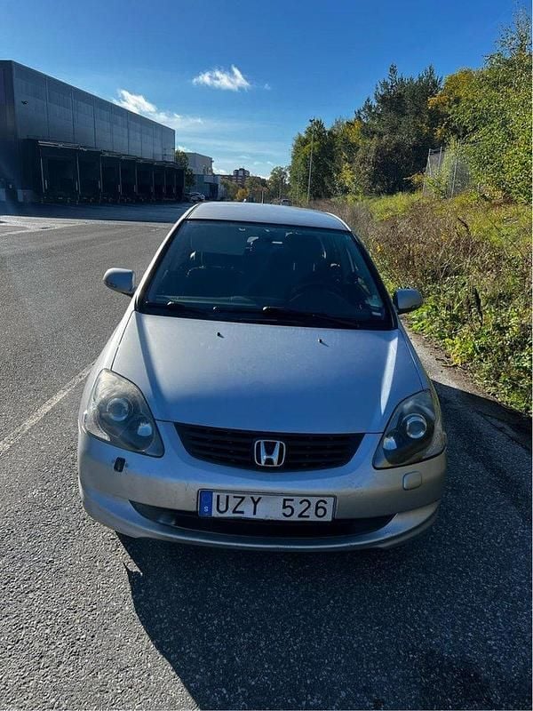 Silver Begagnad 2004 Honda Civic Halvkombi | 26 900 kr (Marknadspris) - Bild 1/4