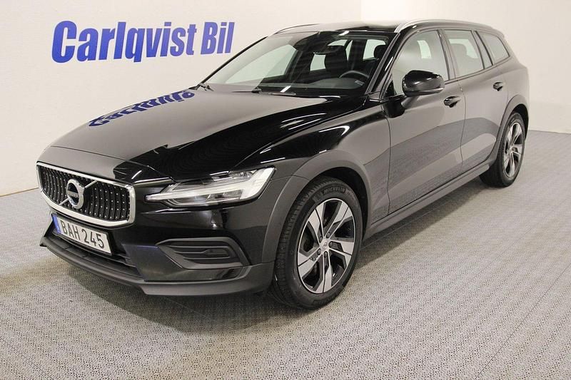 Svart Begagnad 2022 Volvo V60 CC Kombi | 349 000 kr (Marknadspris) - Bild 1/4