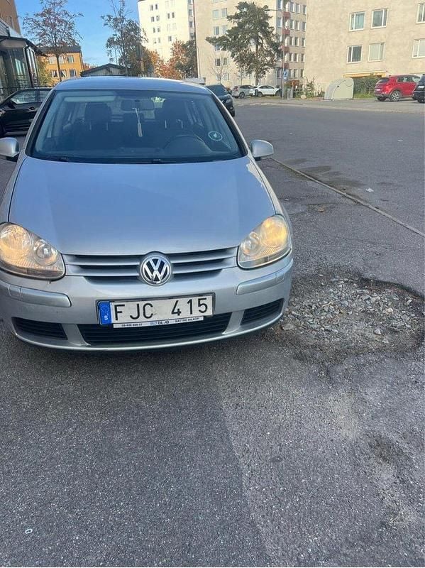 Silver Begagnad 2007 VW Golf V Trendline Halvkombi | 22 000 kr (Bra pris) - Bild 1/4