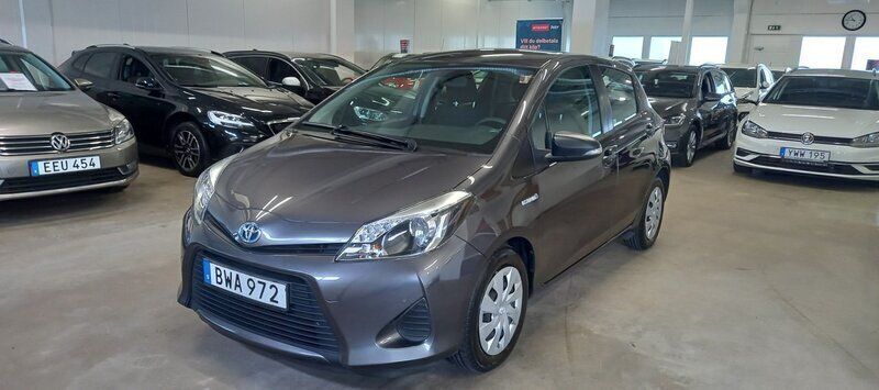 Mörkgrå (grå) Begagnad 2014 Toyota Yaris Hybrid Life Halvkombi | 129 999 kr (Marknadspris) - Bild 1/4