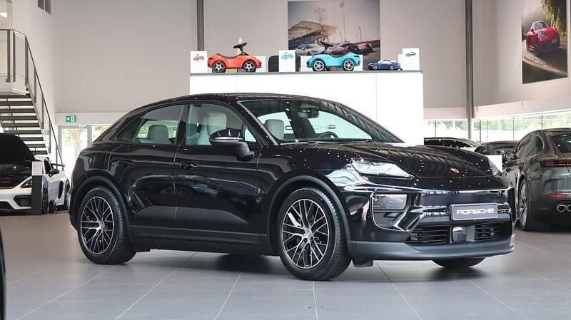 Svart Ny 2025 Porsche Macan 4 Electric SUV | 899 000 kr (Superpris) - Bild 1/4