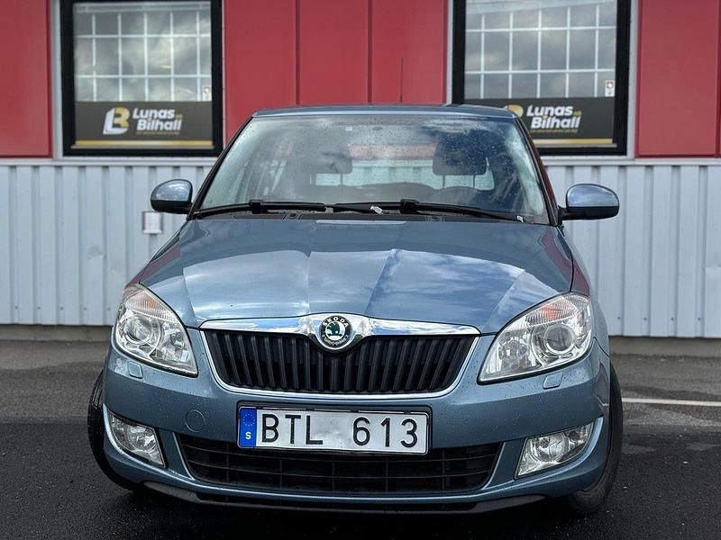 Ljusgrå Begagnad 2010 Skoda Fabia Elegance Halvkombi | 42 900 kr (Lite dyr) - Bild 1/4