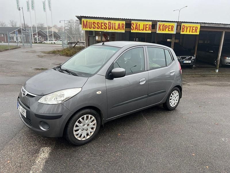 Grå Begagnad 2010 Hyundai i10 Halvkombi | 23 500 kr (Marknadspris) - Bild 1/4