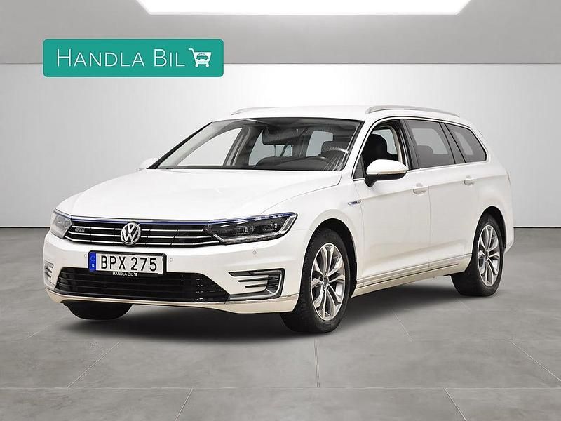 Vit Begagnad 2017 VW Passat GTE Kombi | 174 800 kr (Marknadspris) - Bild 1/4