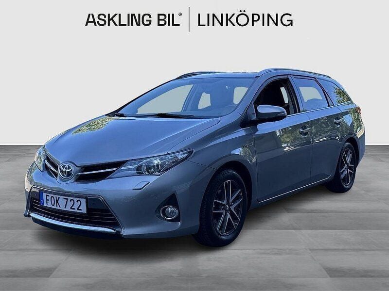Ljusgrå Begagnad 2014 Toyota Auris Hybrid Edition Kombi | 144 000 kr (Marknadspris) - Bild 1/4