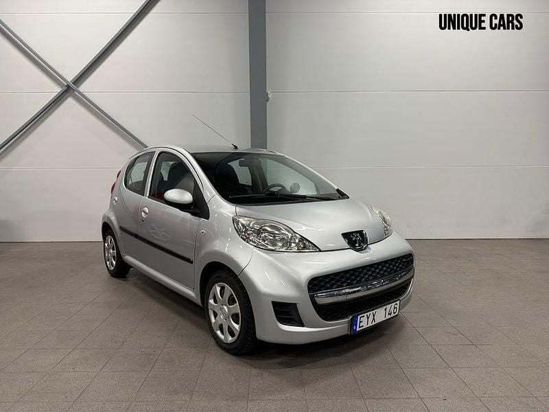Grå Begagnad 2009 Peugeot 107 Halvkombi | 49 900 kr (Dyr) - Bild 1/4