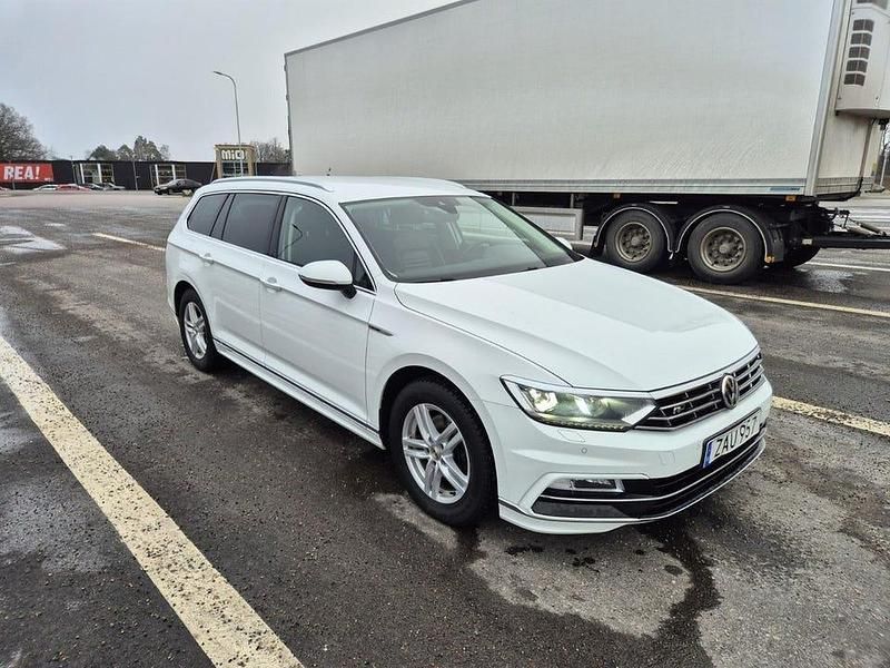Vit Begagnad 2018 VW Passat GT Kombi | 219 000 kr (Marknadspris) - Bild 1/4
