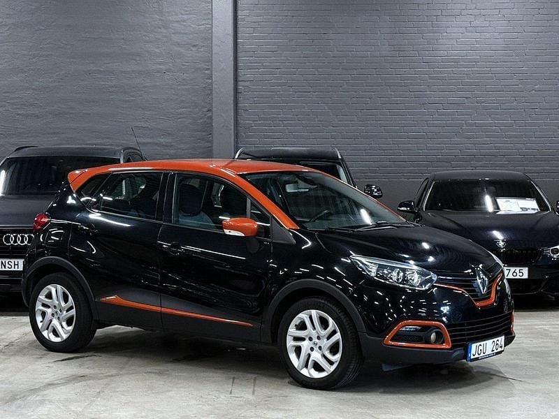 Flerfärgad (svart, röd) Begagnad 2014 Renault Captur SUV | 71 900 kr (Marknadspris) - Bild 1/4