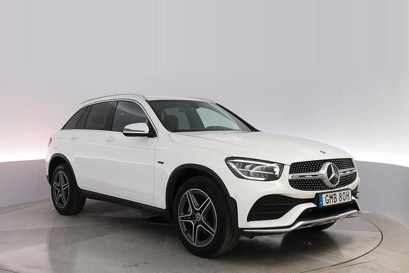 Vit Begagnad 2021 Mercedes GLC300e AMG line SUV | 349 000 kr (Superpris) - Bild 1/4