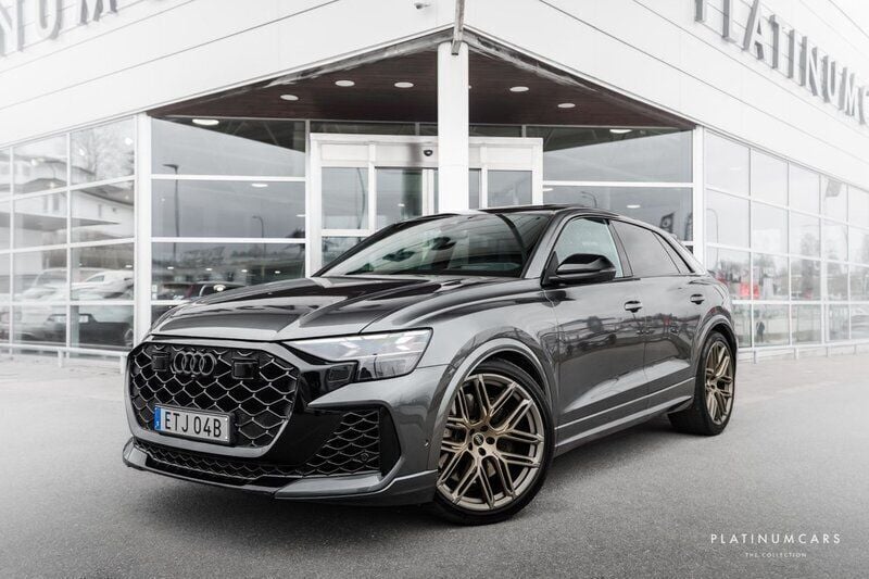 Grå Begagnad 2024 Audi RS Q8 Design SUV | 1 399 000 kr (Bra pris) - Bild 1/4