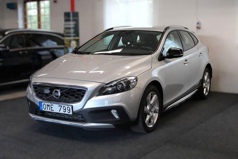 Ljusgrå Begagnad 2012 Volvo V40 CC Summum Kombi | 179 900 kr (Marknadspris) - Bild 1/4