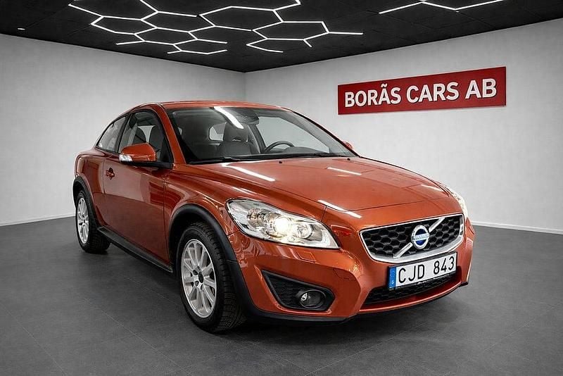 Röd Begagnad 2010 Volvo C30 Momentum Halvkombi | 79 900 kr (Dyr) - Bild 1/4