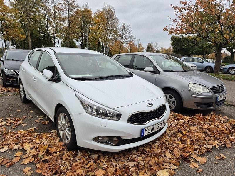 Vit Begagnad 2013 Kia Ceed Comfort Halvkombi | 69 000 kr (Marknadspris) - Bild 1/4