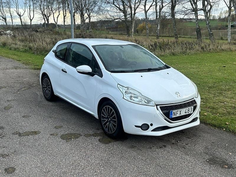 Vit Begagnad 2012 Peugeot 208 Halvkombi | 44 900 kr - Bild 1/4