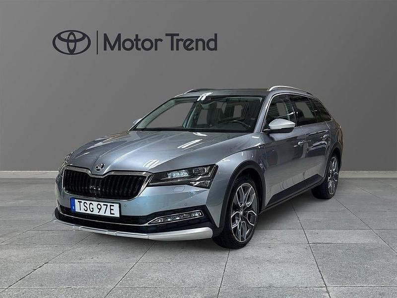Grå Begagnad 2020 Skoda Superb SUV | 315 000 kr (Marknadspris) - Bild 1/4