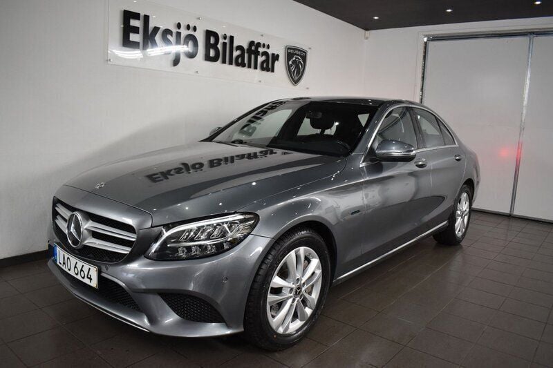 Grå Begagnad 2021 Mercedes C300e Avantgarde Sedan | 299 500 kr (Superpris) - Bild 1/4