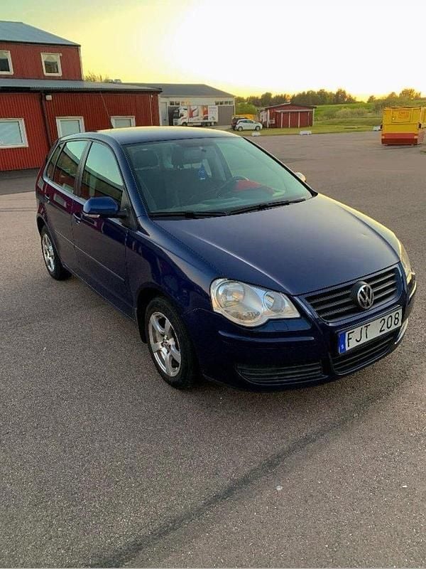 Blå Begagnad 2007 VW Polo Comfortline Halvkombi | 28 000 kr (Marknadspris) - Bild 1/4