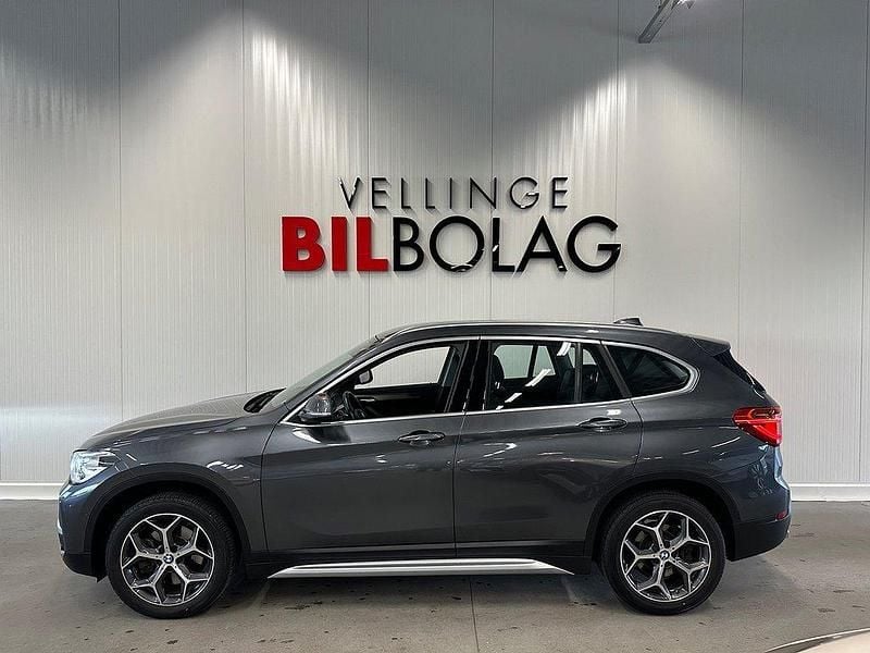 Grå Begagnad 2018 BMW X1 xLine SUV | 249 500 kr (Marknadspris) - Bild 1/4