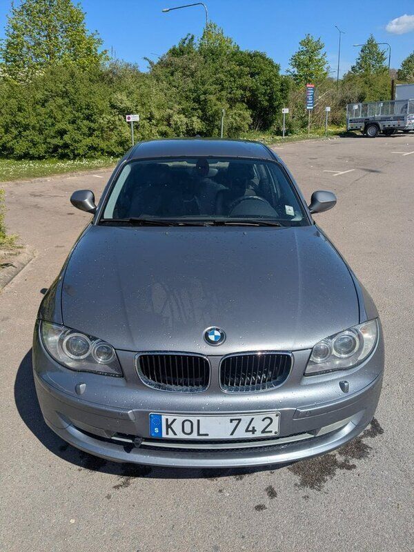 Grå Begagnad 2010 BMW 118 Advantage Halvkombi | 70 000 kr (Marknadspris) - Bild 1/4