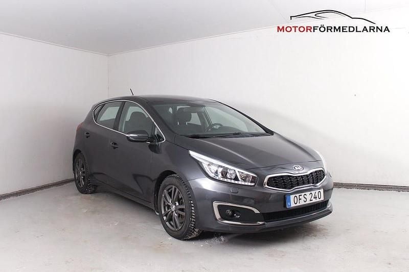 Grå Begagnad 2016 Kia Ceed Halvkombi | 129 000 kr (Dyr) - Bild 1/4