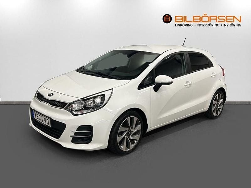Vit Begagnad 2015 Kia Rio Halvkombi | 99 900 kr (Marknadspris) - Bild 1/4