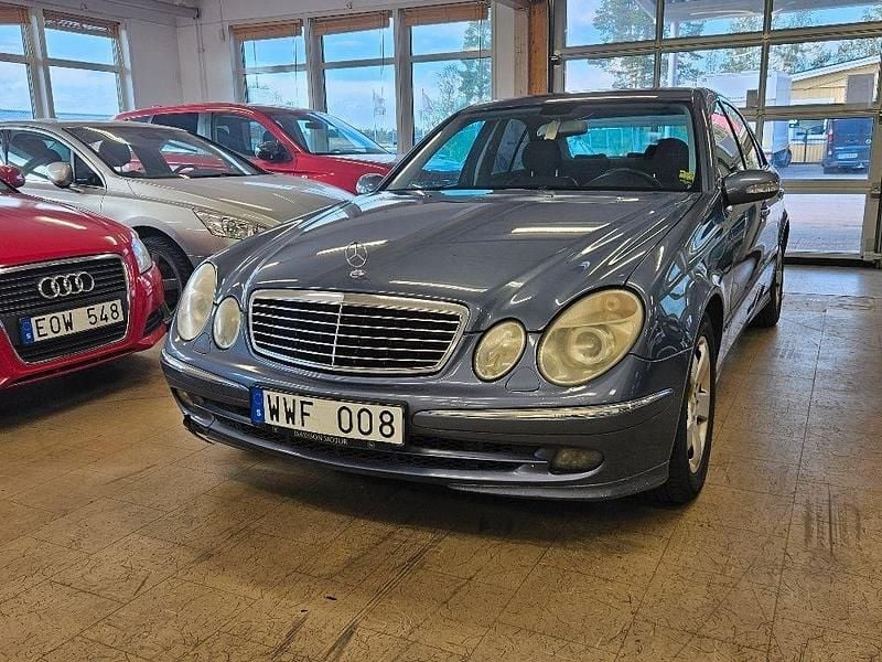 Ljusblå Begagnad 2005 Mercedes E350 Avantgarde Sedan | 94 900 kr - Bild 1/4