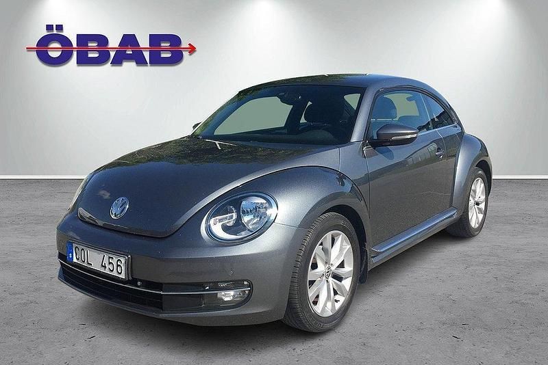 Mörkgrå Begagnad 2011 VW Beetle Halvkombi | 109 800 kr (Marknadspris) - Bild 1/4