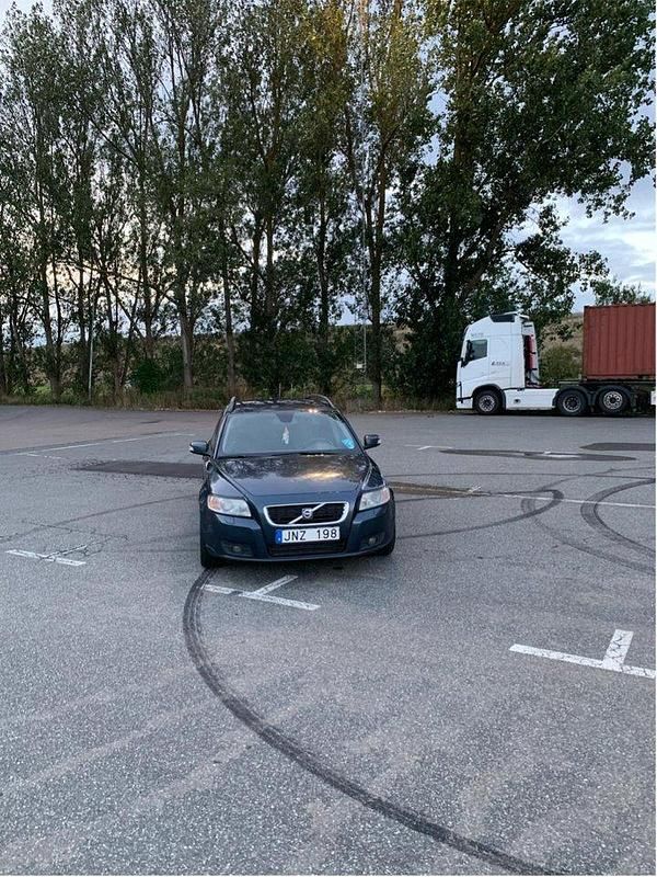 Blå Begagnad 2009 Volvo V50 Momentum Kombi | 30 000 kr (Marknadspris) - Bild 1/4