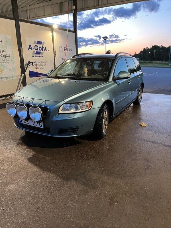 Blå Begagnad 2010 Volvo V50 Kinetic Kombi | 38 000 kr (Marknadspris) - Bild 1/4