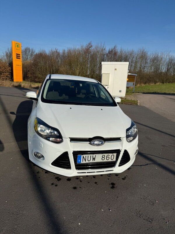 Vit Begagnad 2012 Ford Focus Titanium Halvkombi | 64 900 kr (Marknadspris) - Bild 1/4