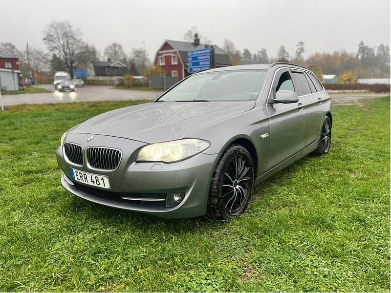 Grå Begagnad 2011 BMW 520 Kombi | 82 000 kr (Bra pris) - Bild 1/4