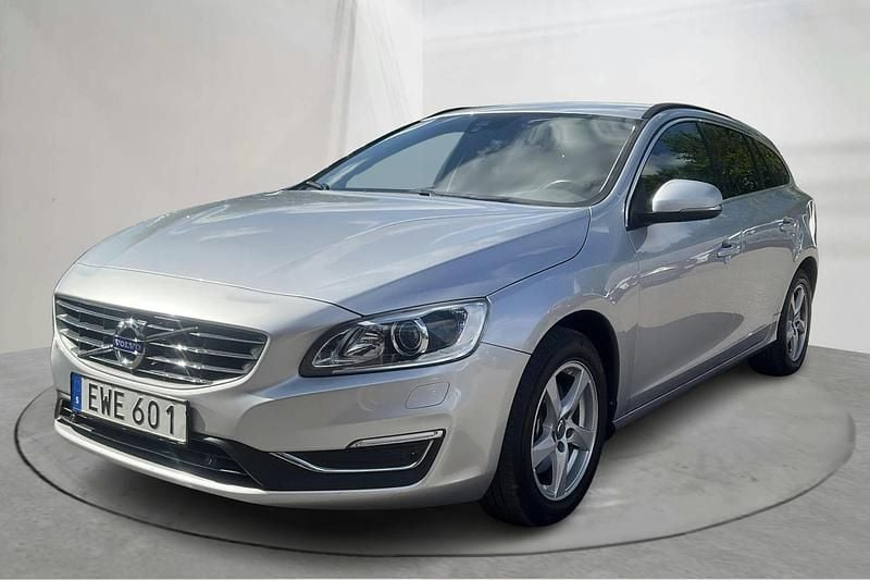 Silver Begagnad 2016 Volvo V60 Momentum Kombi | 144 800 kr (Marknadspris) - Bild 1/4