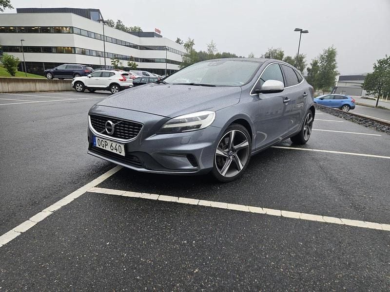 Grå Begagnad 2017 Volvo V40 R-Design Kombi | 159 000 kr (Marknadspris) - Bild 1/4