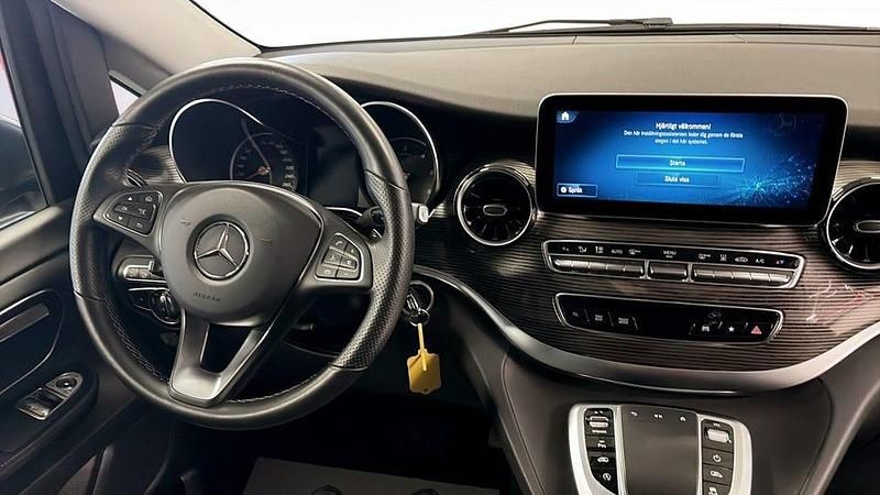 Begagnad Mercedes V300 Avantgarde 237 HK (174 kW) 2023 Grå Minibuss