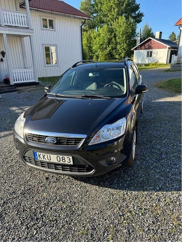 Svart Begagnad 2011 Ford Focus Platinum Kombi | 43 000 kr (Marknadspris) - Bild 1/4