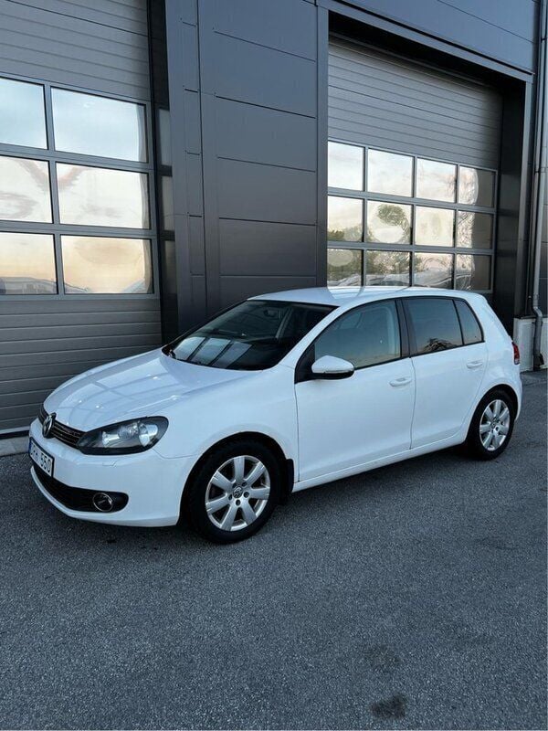 Vit Begagnad 2011 VW Golf VI Halvkombi | 59 900 kr (Bra pris) - Bild 1/4