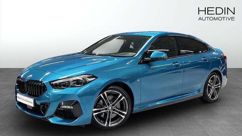 Blå (blue) Begagnad 2020 BMW 220 Comfort Edition Sedan | 328 700 kr (Marknadspris) - Bild 1/4