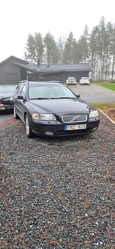 Svart Begagnad 2007 Volvo V70 Momentum Kombi | 35 000 kr (Bra pris) - Bild 1/3
