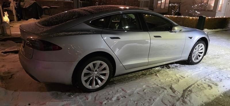 Quicksilver Begagnad 2018 Tesla Model S Halvkombi | 300 000 kr (Bra pris) - Bild 1/4