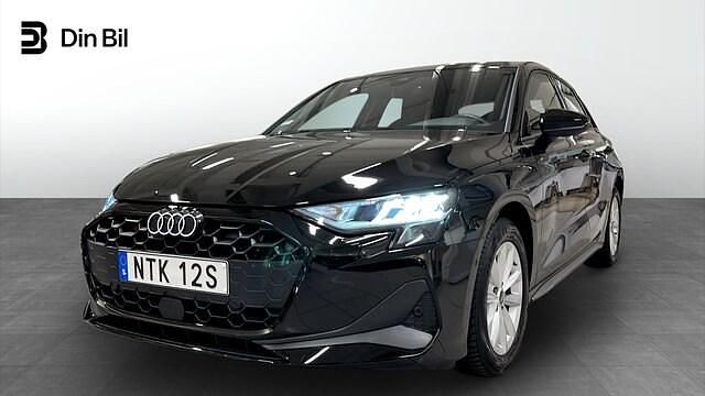 Brilliantsvart Begagnad 2025 Audi A3 Proline | 314 000 kr (Marknadspris) - Bild 1/4