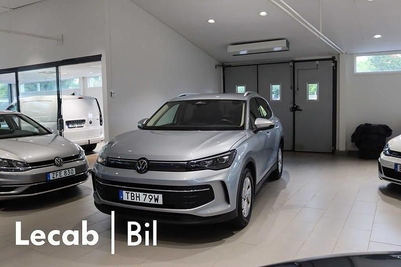 Silver (oyster silver metallic) Begagnad 2024 VW Tiguan Life SUV | 359 500 kr (Marknadspris) - Bild 1/4