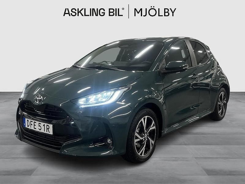 Grön Ny 2025 Toyota Yaris Hybrid Active Halvkombi | 265 000 kr (Marknadspris) - Bild 1/4