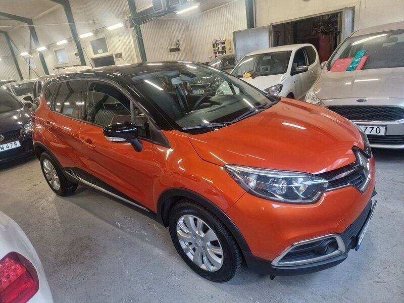 Flerfärgad (flerfärgad (orang)) Begagnad 2016 Renault Captur SUV | 119 900 kr (Marknadspris) - Bild 1/4